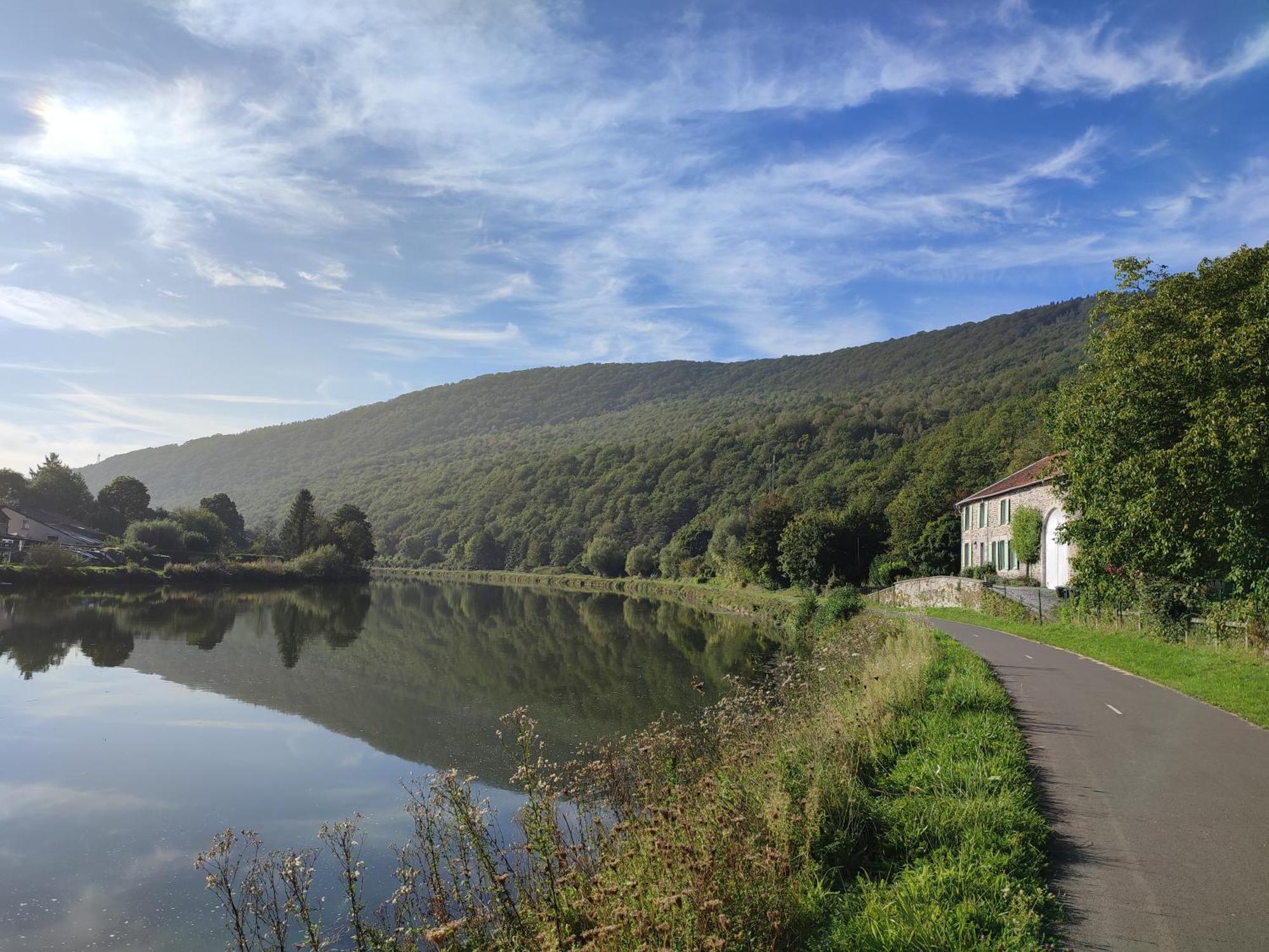 Entre Meuse Et Foret Revin  외부 사진