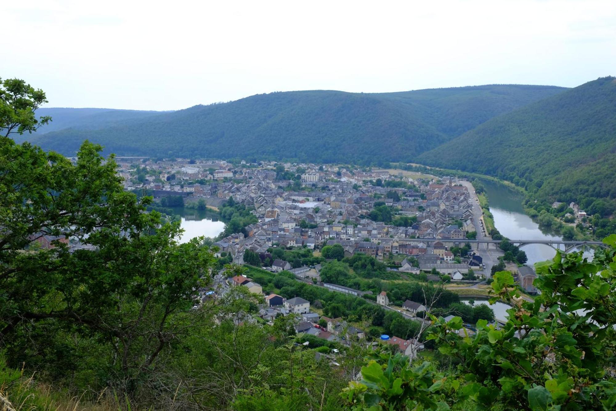 Entre Meuse Et Foret Revin  외부 사진