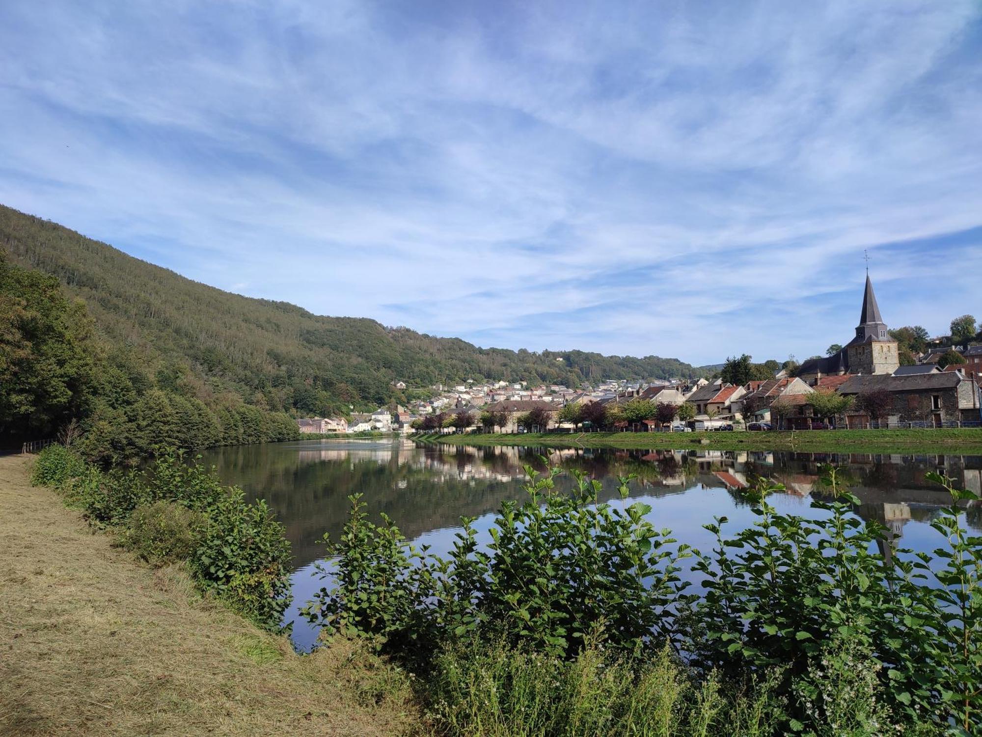 Entre Meuse Et Foret Revin  외부 사진