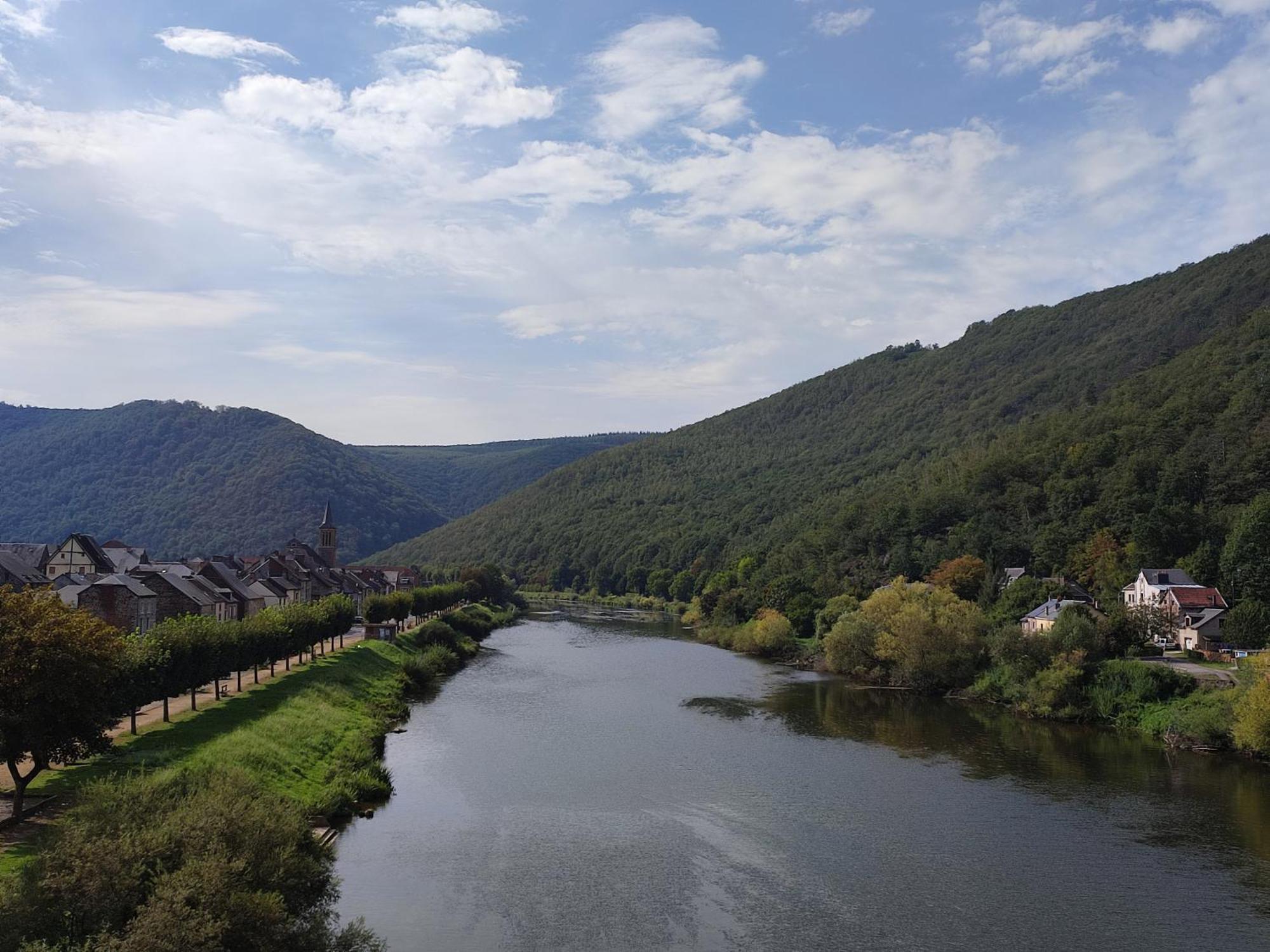Entre Meuse Et Foret Revin  외부 사진