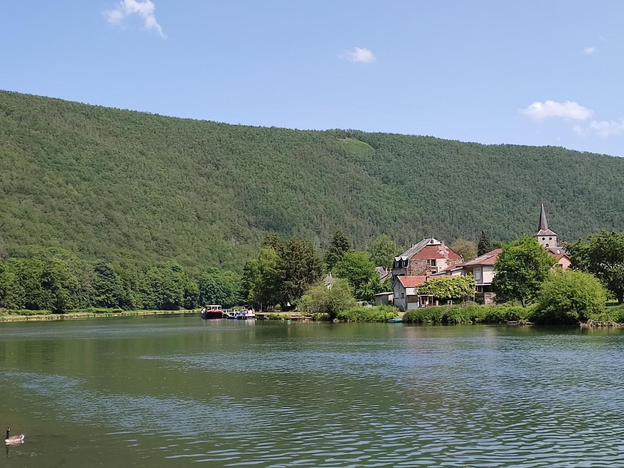 Entre Meuse Et Foret Revin  외부 사진