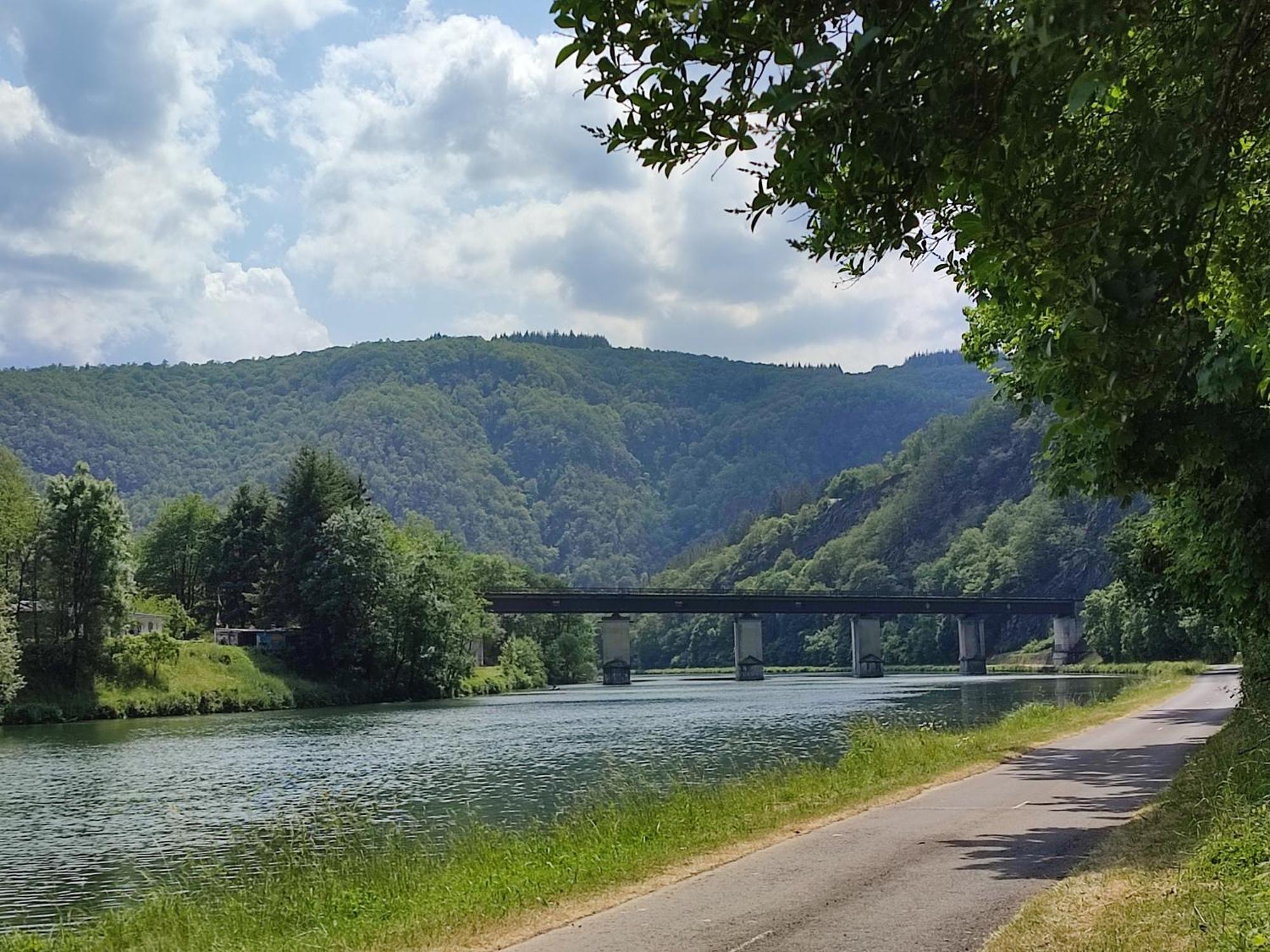 Entre Meuse Et Foret Revin  외부 사진